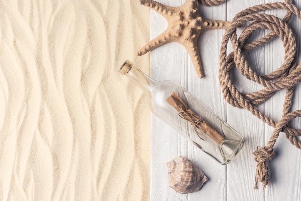Mektup ve kabukları ile kum plajındaki rıhtımda şişesi - Fotoğraf, Görsel