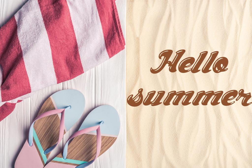 Flip flops en handdoek aan zandstrand met Hallo zomer inscriptie - Foto, afbeelding