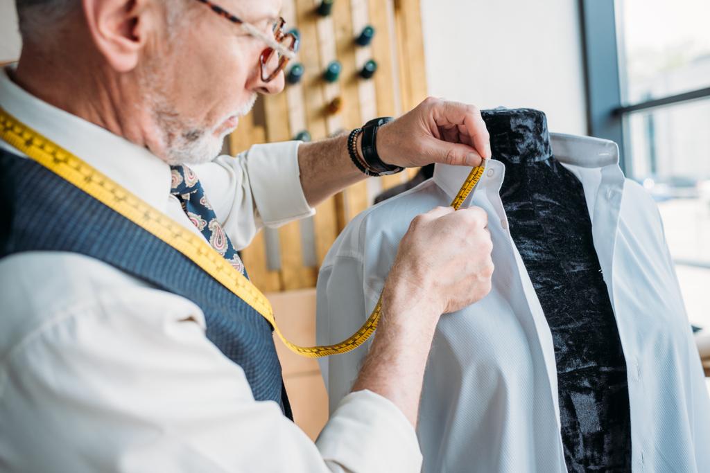 красивая портная рубашка с рулеткой в швейной мастерской
 - Фото, изображение