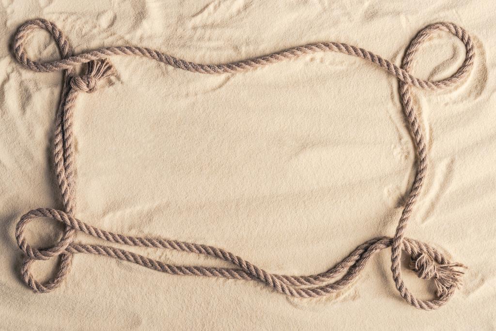 Quadro de corda de navio na praia arenosa
 - Foto, Imagem