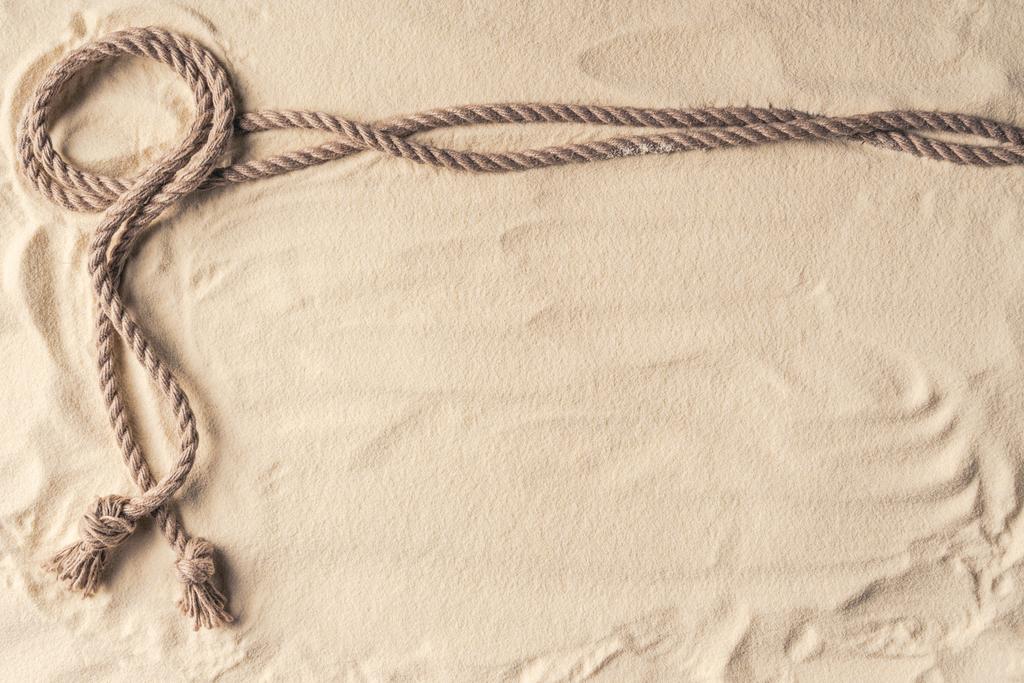 Quadro de corda de nós na areia leve
 - Foto, Imagem