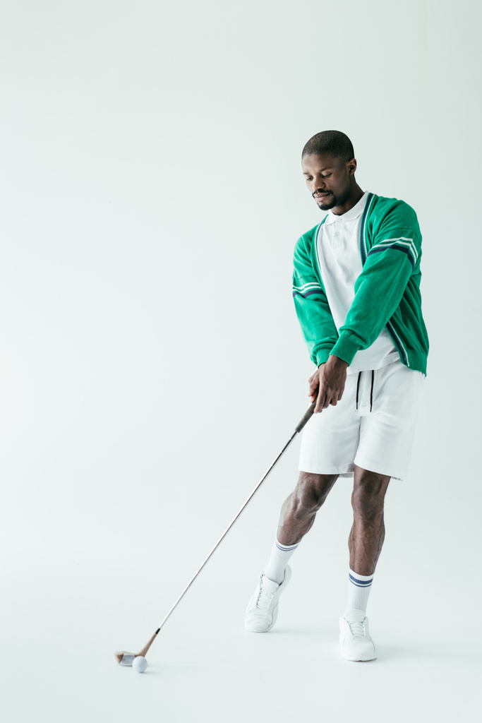 modische afrikanisch-amerikanische Mann Golf spielen, isoliert auf weiß - Foto, Bild