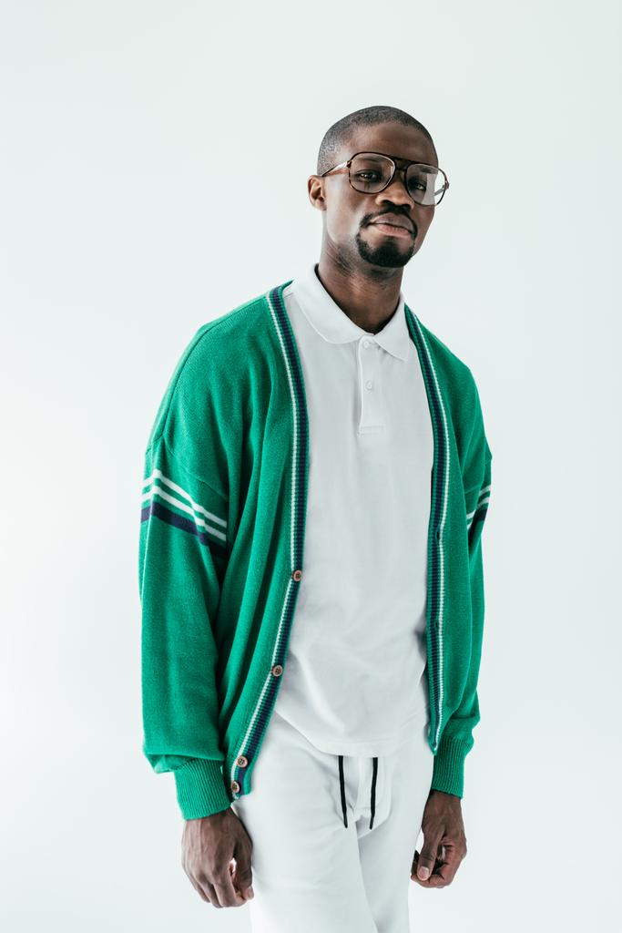 Αφρικανική αμερικανική άνθρωπος στο πράσινο sportswear, απομονώνονται σε λευκό - Φωτογραφία, εικόνα