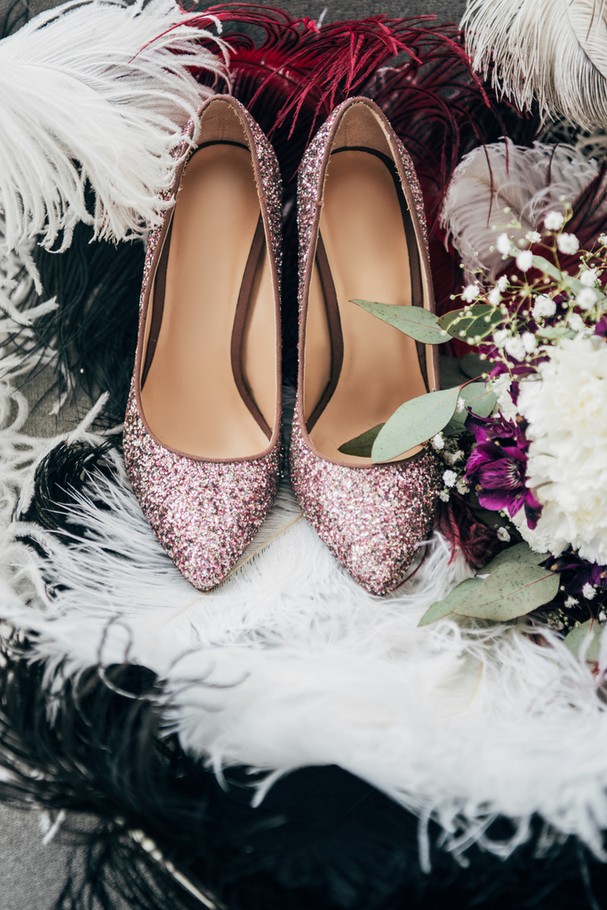 vue rapprochée des chaussures de mariée, bouquet de mariage et plumes pour mariage rustique
 - Photo, image