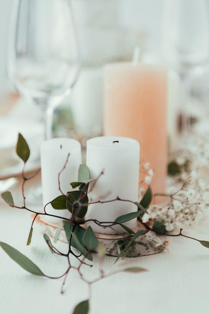 キャンドル、花、素朴な結婚式のためユーカリのスタイリッシュなテーブル設定のクローズ アップ表示 - 写真・画像