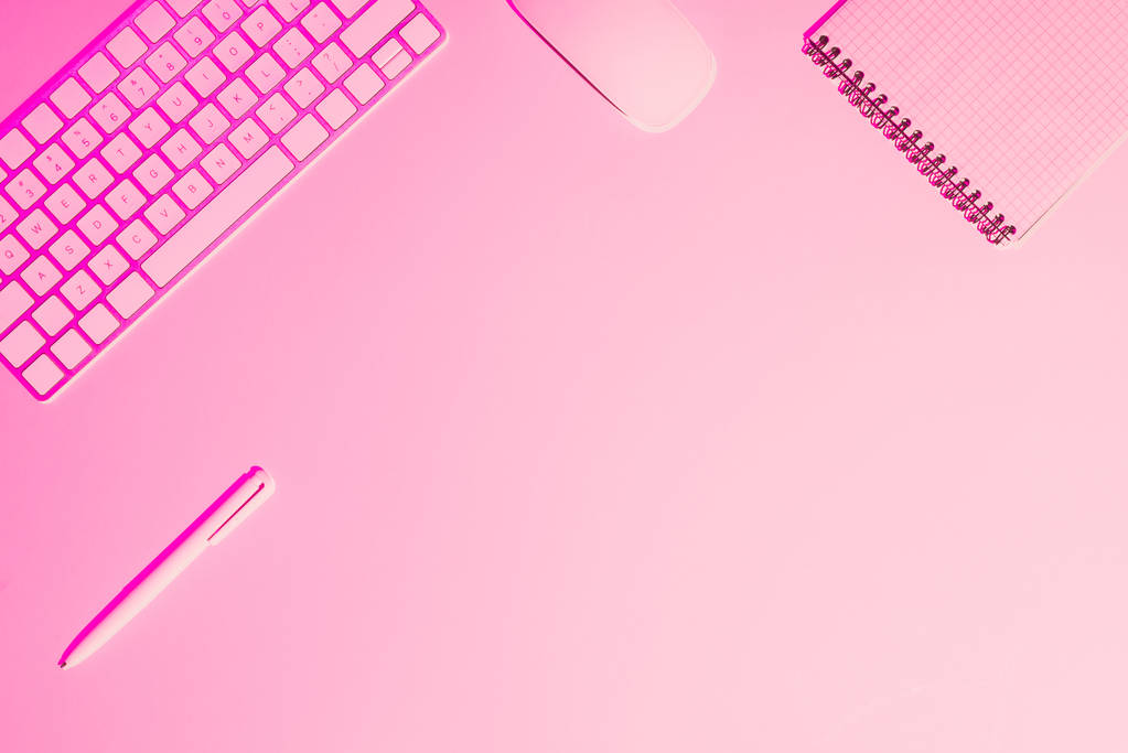 ροζ τονωμένο εικόνα του υπολογιστή πληκτρολόγιο και ποντίκι, άδειο βιβλίο και στυλό στο τραπέζι  - Φωτογραφία, εικόνα