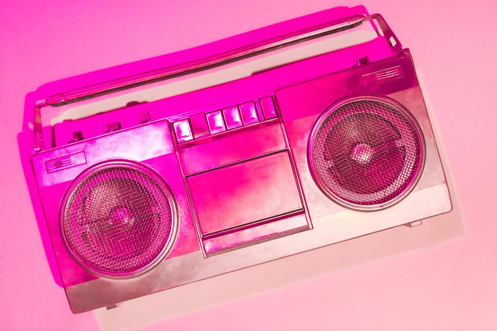 różowy obraz stonowanych retro boombox na różowym tle  - Zdjęcie, obraz