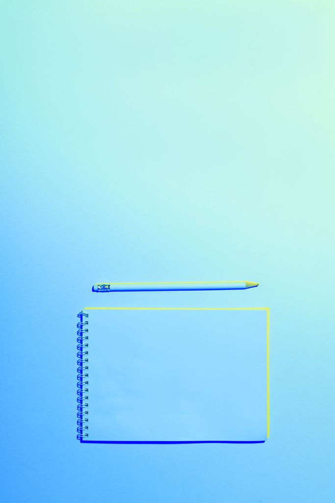 image tonique bleue du manuel et du crayon vides, sur bleu
 - Photo, image