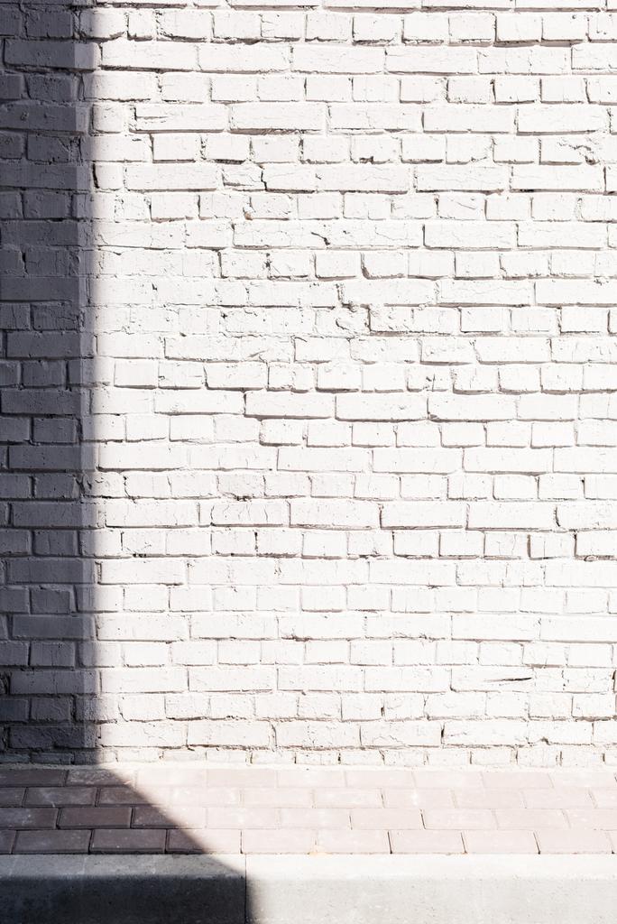 Fondo de pared de ladrillo ligero texturizado áspero con sombra
 - Foto, imagen