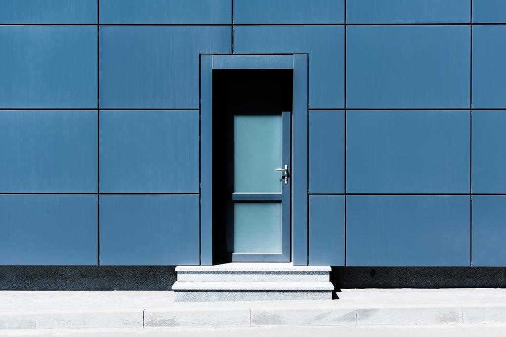 Porte d'entrée dans un bâtiment moderne en verre
  - Photo, image