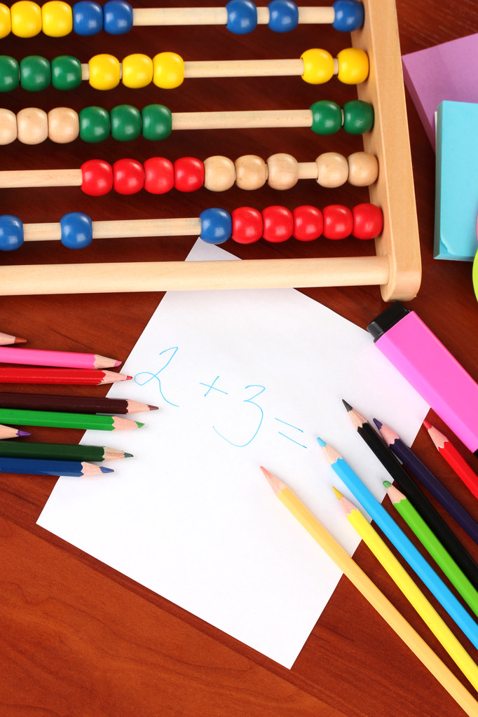 speelgoed abacus, opmerking papier, potloden op lichte achtergrond - Foto, afbeelding
