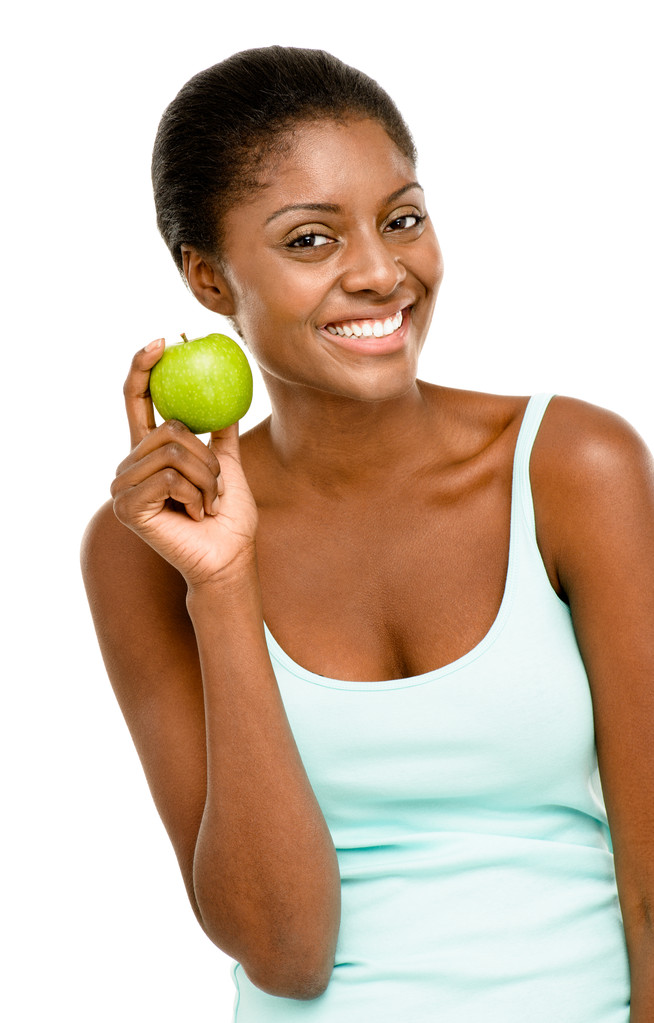 Здоровий афро-американських жінки, що тримає свіже зелене яблуко ізолювати - Фото, зображення
