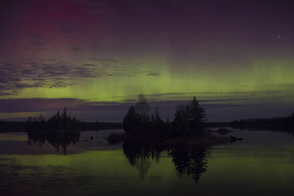 Nordlichter über einem See in Minnesota im Sommer - Foto, Bild