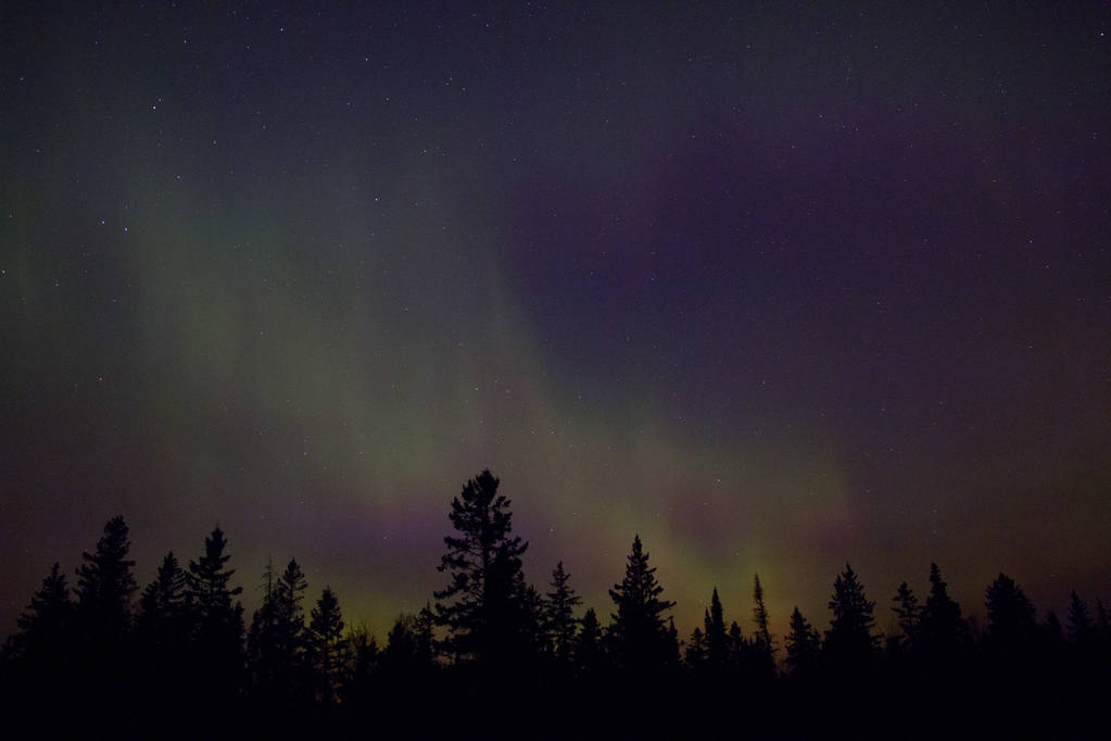 Luces boreales sobre un lago en Minnesota durante el verano
 - Foto, Imagen