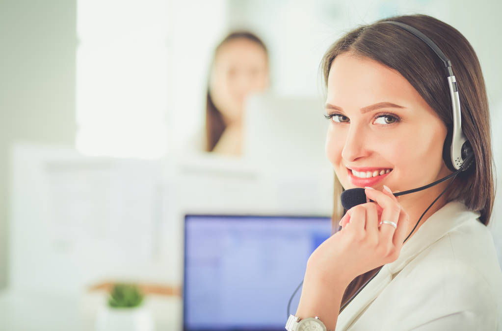 Uśmiechnięta bizneswoman lub operator infolinii z słuchawkami i komputerem w biurze - Zdjęcie, obraz