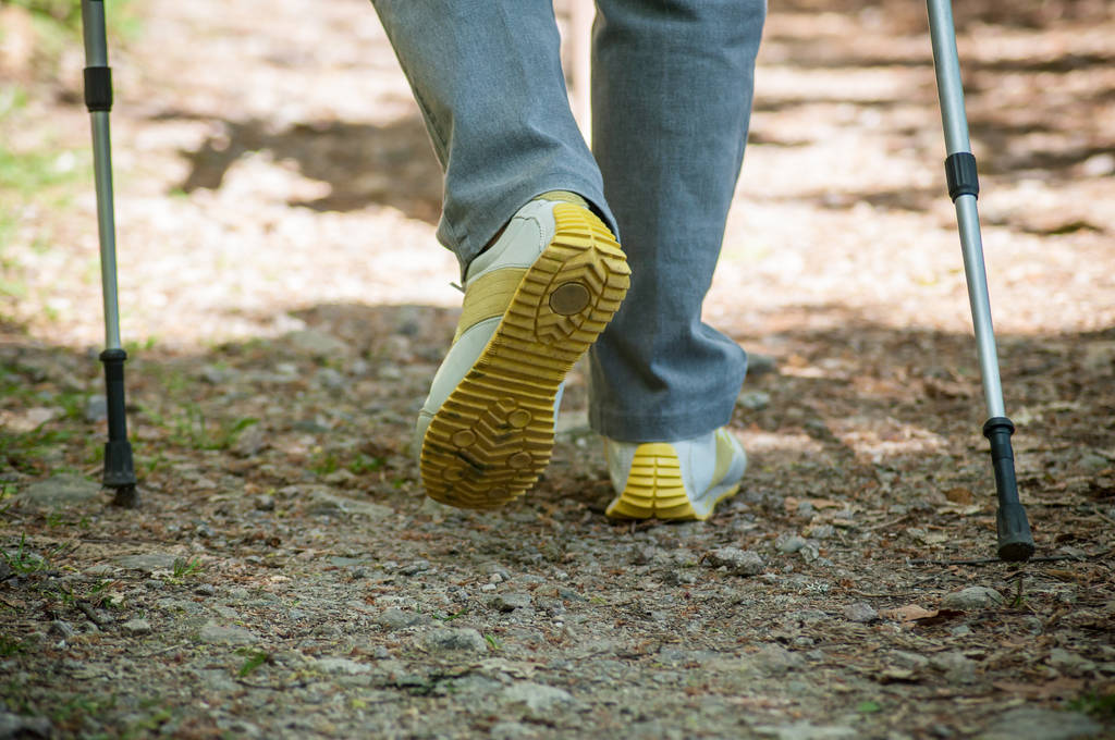 donna anziana piedi con scarpe sportive e bastoni in trekking
 - Foto, immagini