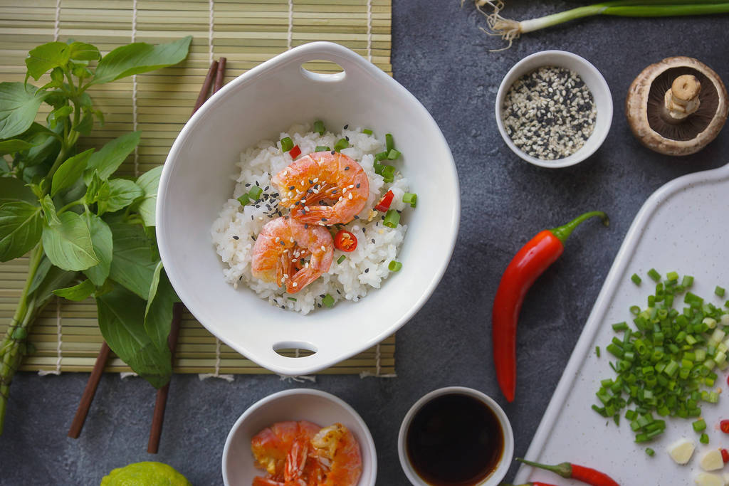 Nourriture asiatique sur fond sombre, Riz wok aux crevettes et champignons, En préparation
 - Photo, image