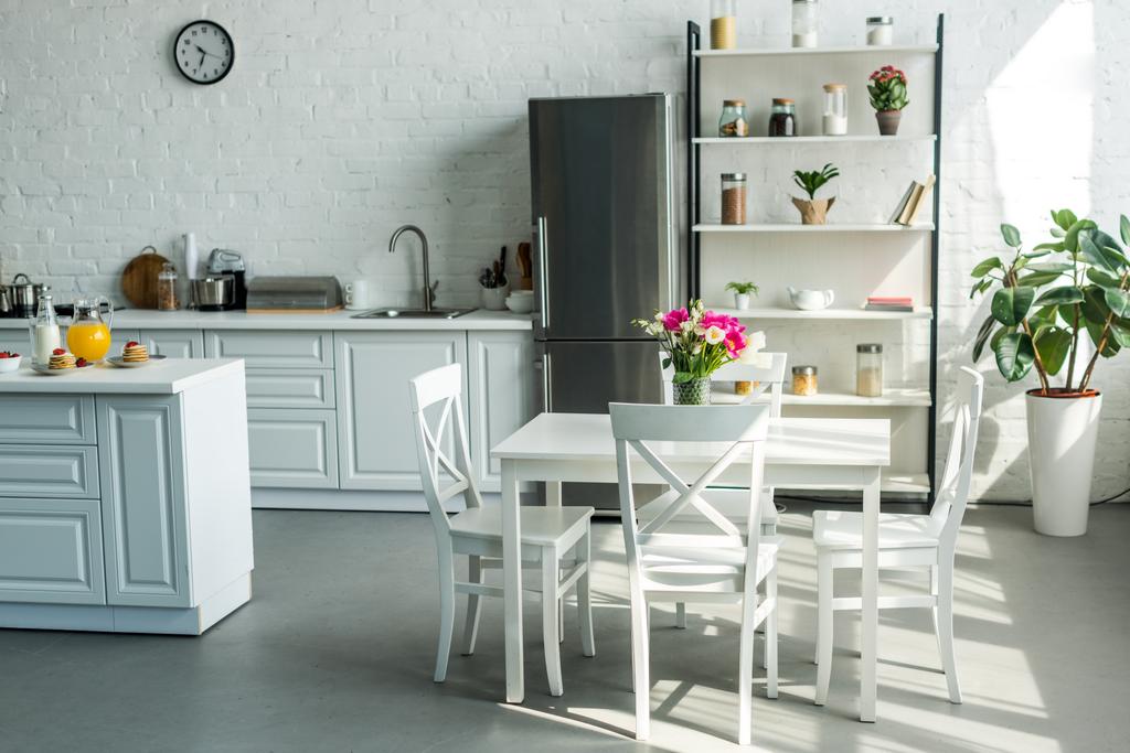 interior de la moderna cocina ligera con mesa y sillas
 - Foto, imagen