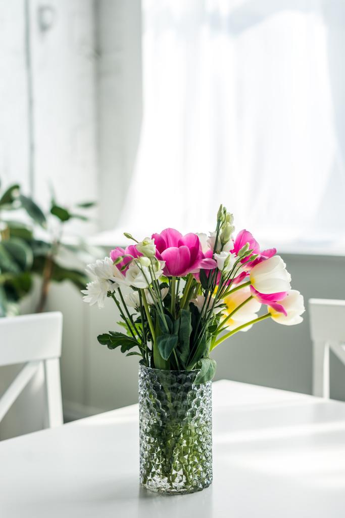 Kytice z krásných barevných květů na bílém stole v kuchyni - Fotografie, Obrázek