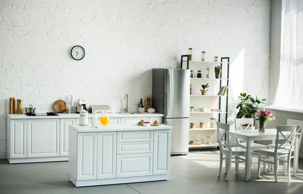 Interieur einer modernen hellen Küche mit Möbeln - Foto, Bild