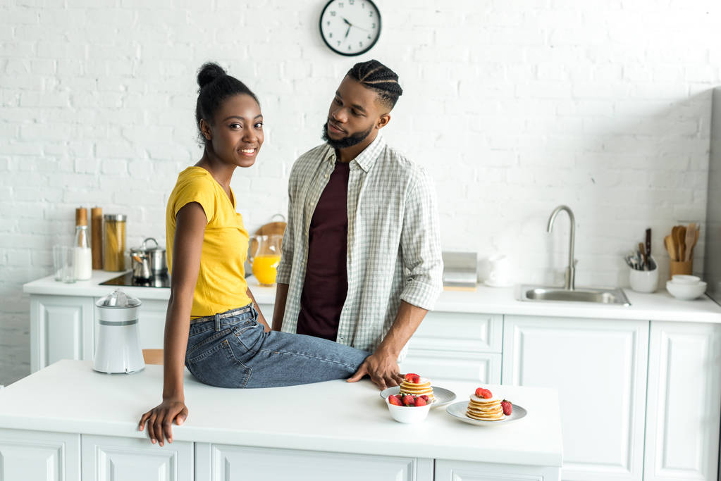 Αφρικανική αμερικανική ζευγάρι στο σύγχρονο ελαφριά κουζίνα - Φωτογραφία, εικόνα