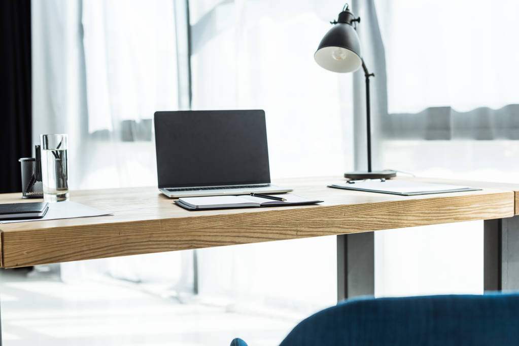 werkplek met laptop en verschillende leveringen op moderne kantoor - Foto, afbeelding