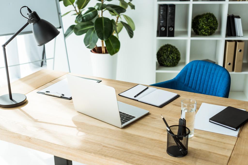 moderner Arbeitsplatz mit Laptop und Zubehör im stilvollen hellen Büro - Foto, Bild