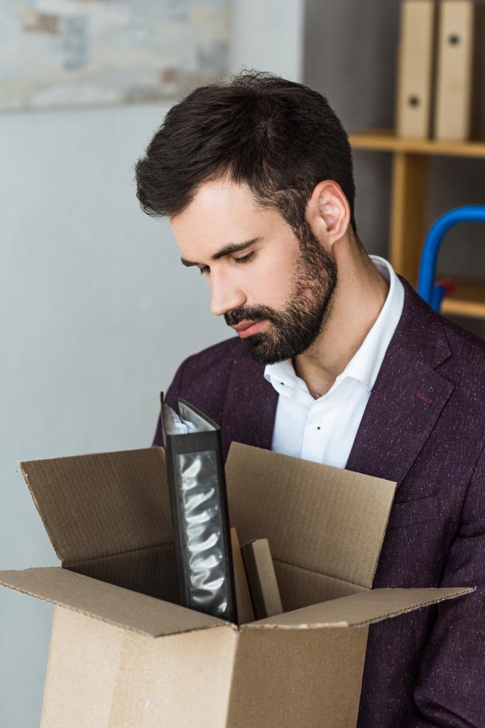 крупним планом знімок депресивного молодого бізнесмена з коробкою особистих речей після звільнення
 - Фото, зображення