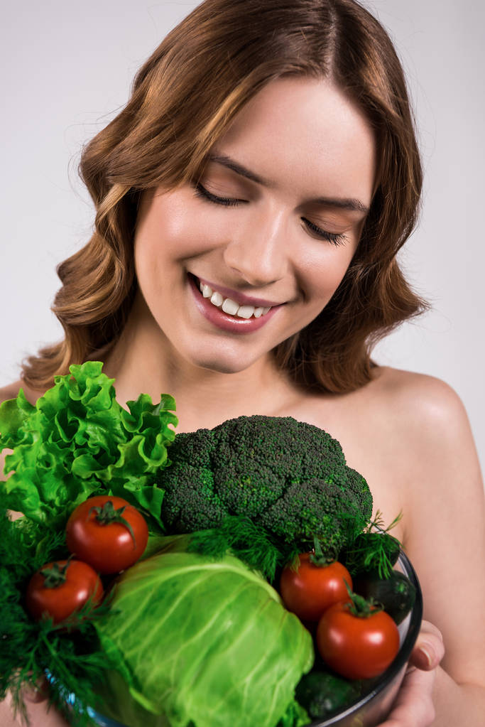 Fille heureuse posant avec bol de légumes isolés
 - Photo, image
