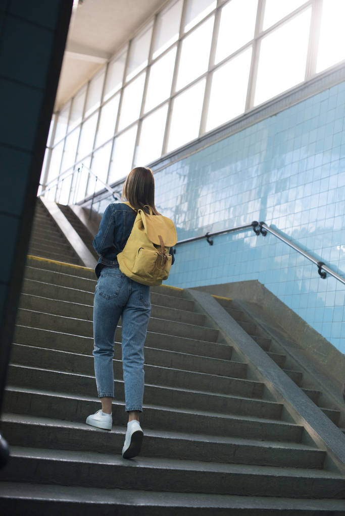a hátizsák a metró emeletre női turisztikai hátsó nézet - Fotó, kép