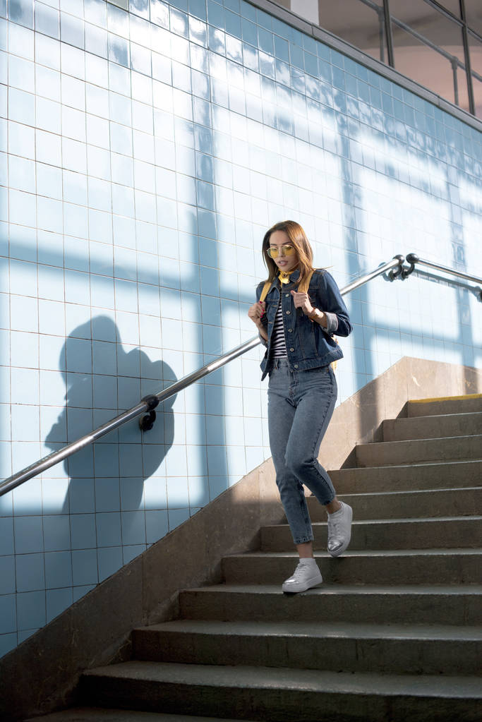 mladé stylové ženské turista v sluneční brýle s batohem dolů na metro  - Fotografie, Obrázek