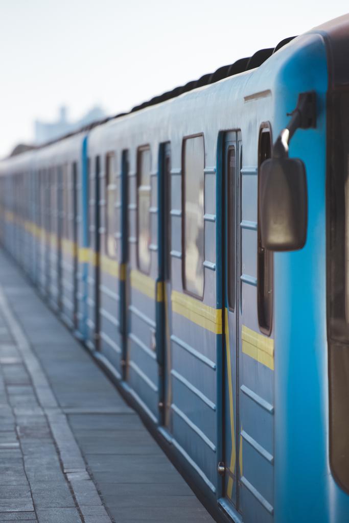 Close-up beeld van de trein op buiten metrostation - Foto, afbeelding