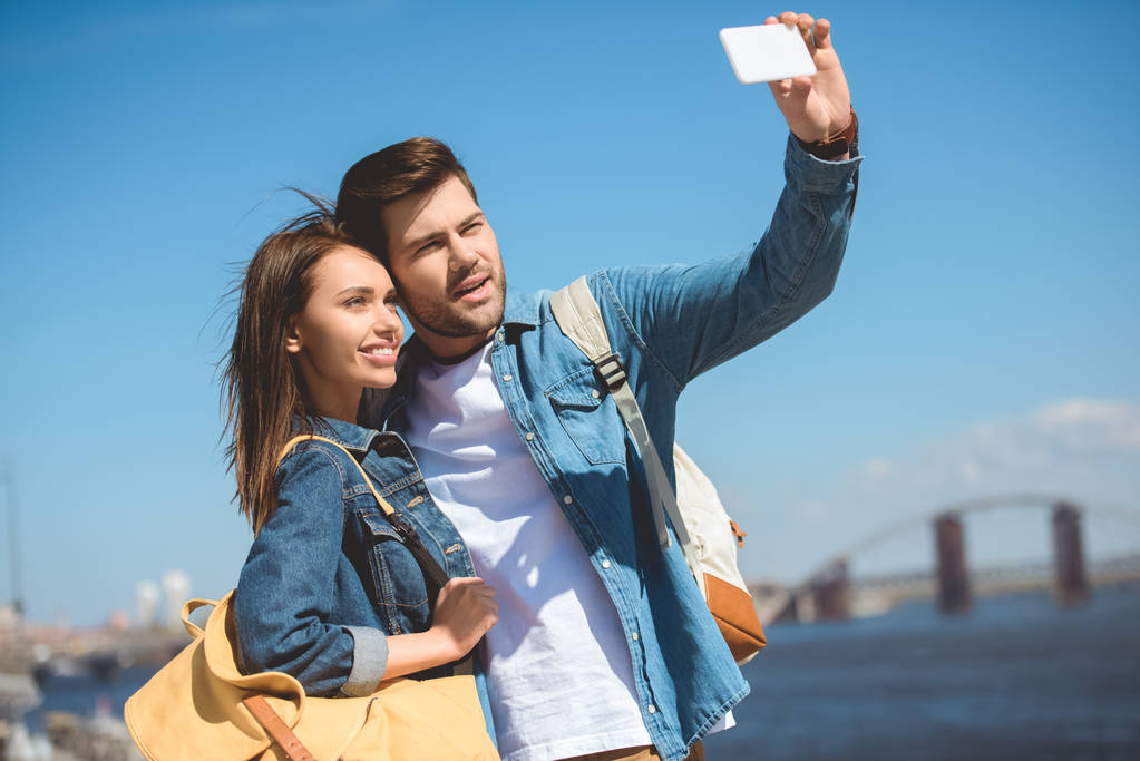 selfie smartphone alarak genç şık turist  - Fotoğraf, Görsel