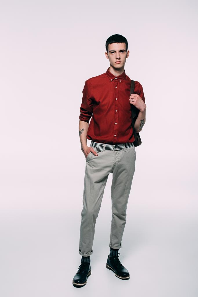 Hipster νεαρός άνδρας στο κόκκινο πουκάμισο σε λευκό φόντο - Φωτογραφία, εικόνα