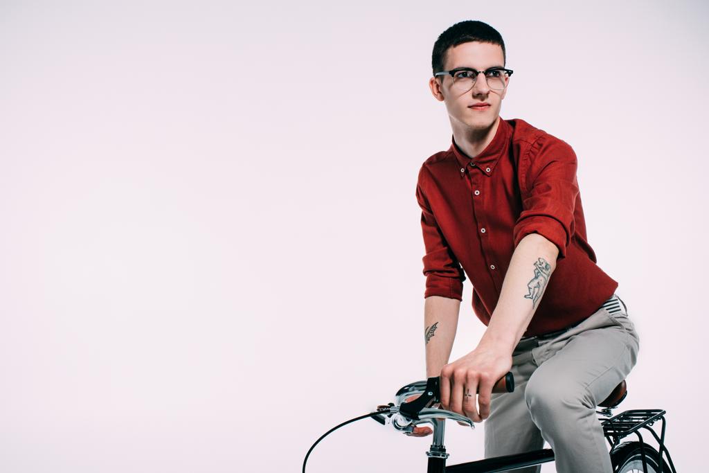 Hipster-Radler fährt isoliert auf weißem Fahrrad - Foto, Bild