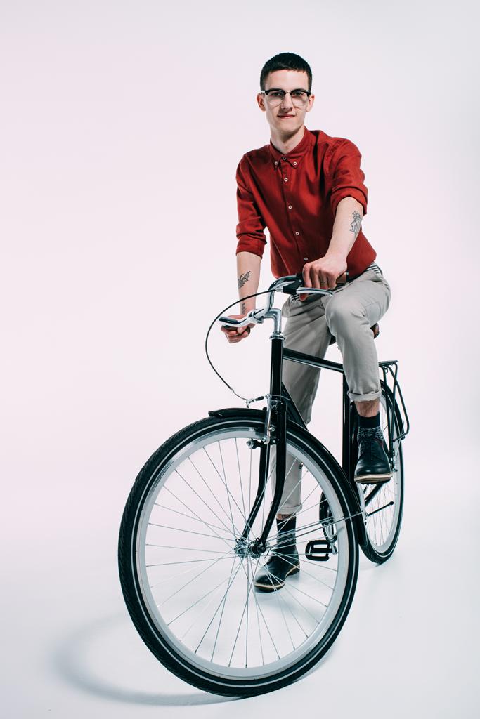 Yakışıklı adam binicilik bisiklet beyaz arka plan üzerinde - Fotoğraf, Görsel