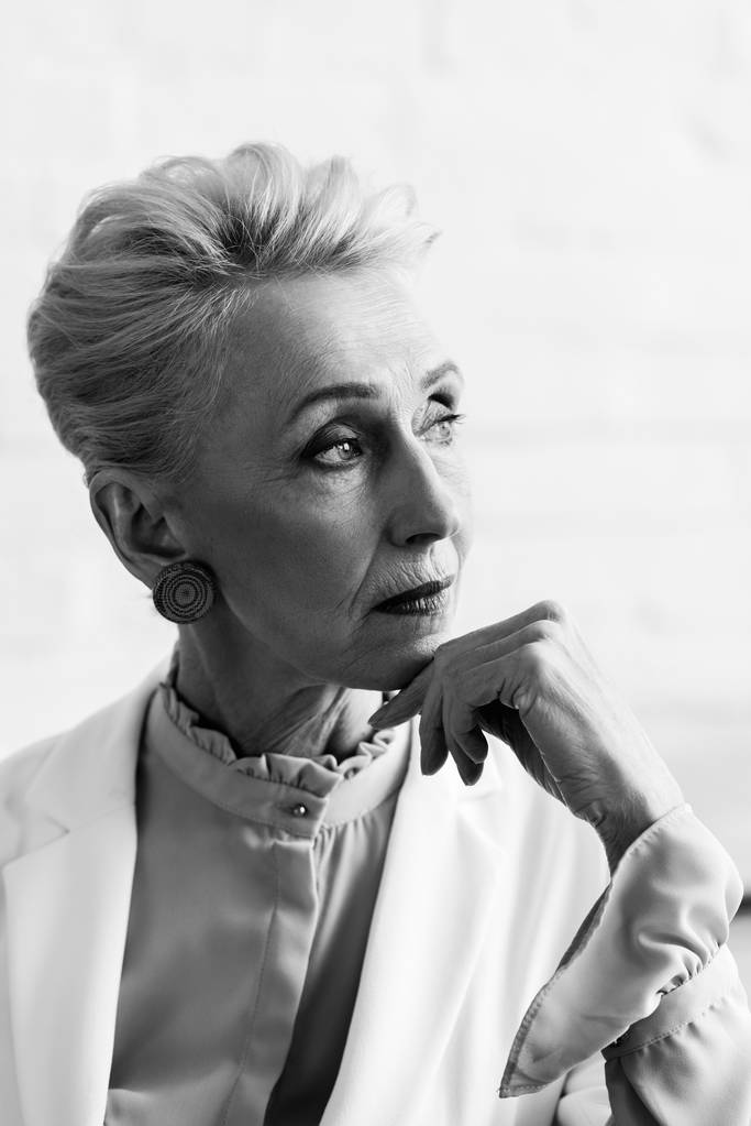 portrét promyšlené elegantní vedoucí podnikatelka, černé a bílé - Fotografie, Obrázek