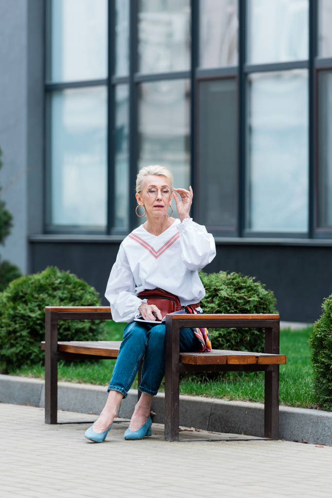 Módní starší žena s deník sedí na lavičce  - Fotografie, Obrázek