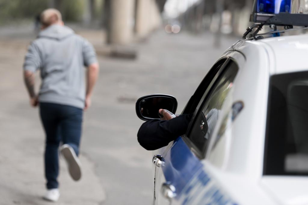 recortado disparo de policía en coche persiguiendo ladrón
 - Foto, Imagen