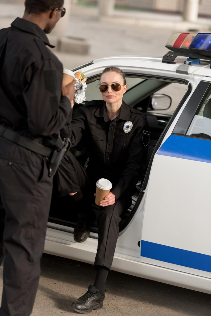 поліцейська в сонцезахисних окулярах обідала з афроамериканським партнером
  - Фото, зображення