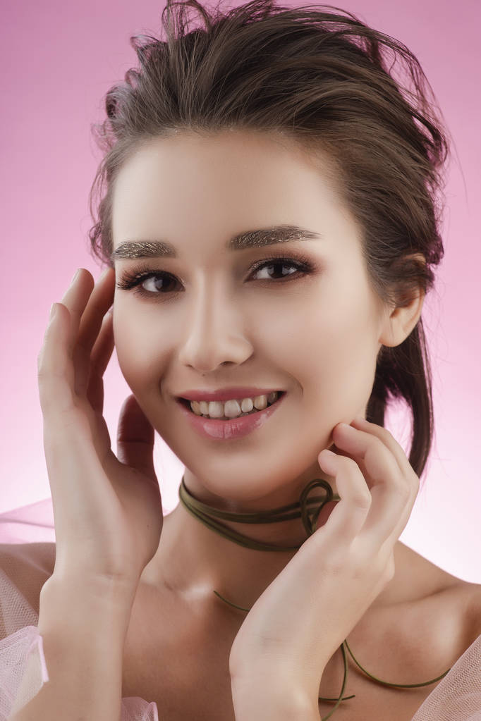 Bella sorridente grande seno ragazza asiatica indossa un velo rosa su h
 - Foto, immagini