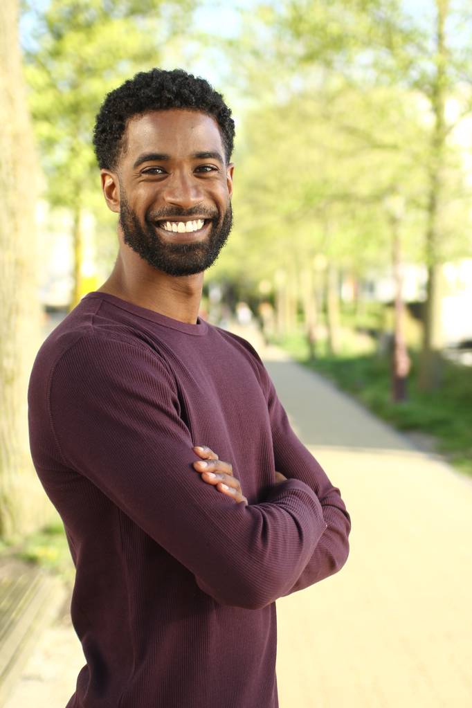 Bel homme afro-américain heureux dehors
 - Photo, image