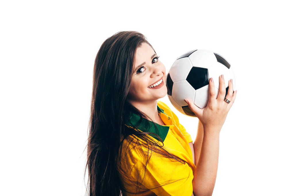 Žena fotbalový fanoušek s míčem izolovaných na bílém pozadí - Fotografie, Obrázek