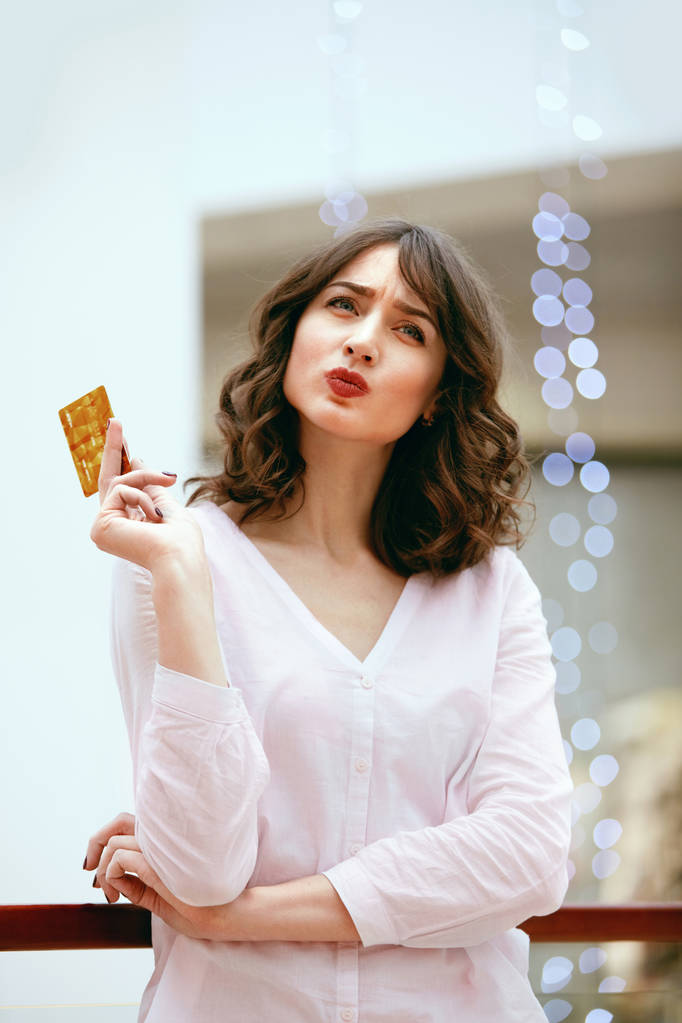 Γυναίκα που κρατά πιστωτική κάρτα σε εμπορικό κέντρο - Φωτογραφία, εικόνα
