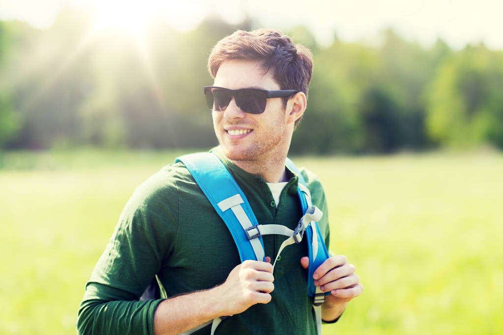 felice giovane uomo con zaino escursioni all'aria aperta
 - Foto, immagini