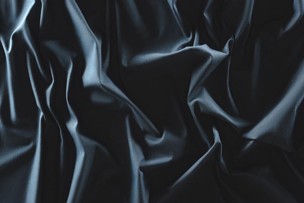 zblízka pohled zmuchlané tmavě modré hedvábné tkaniny jako pozadí - Fotografie, Obrázek