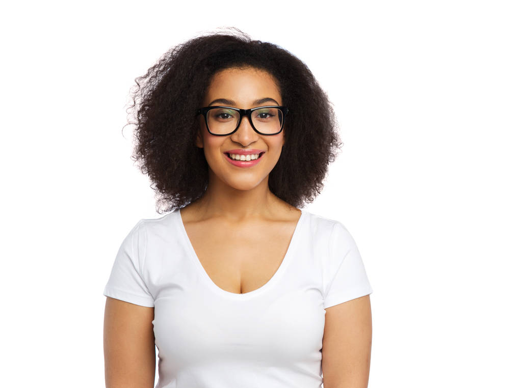 Afrikalı-Amerikalı kadın beyaz t-shirt - Fotoğraf, Görsel