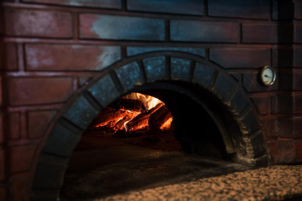 Close-up van lege bakstenen oven in restaurant - Foto, afbeelding