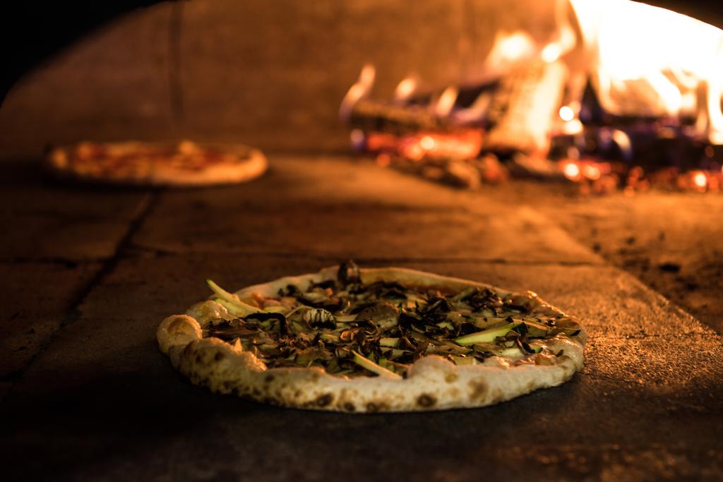 lähikuva näkymä italialainen pizza paistaminen tiiliuunissa ravintolassa
 - Valokuva, kuva