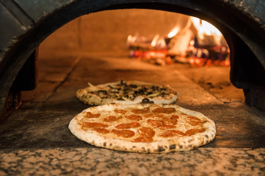 zbliżenie, włoskiej pizzy pieczenia w piecu murowany w restauracji - Zdjęcie, obraz